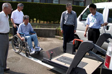 車いすを使用している方の写真